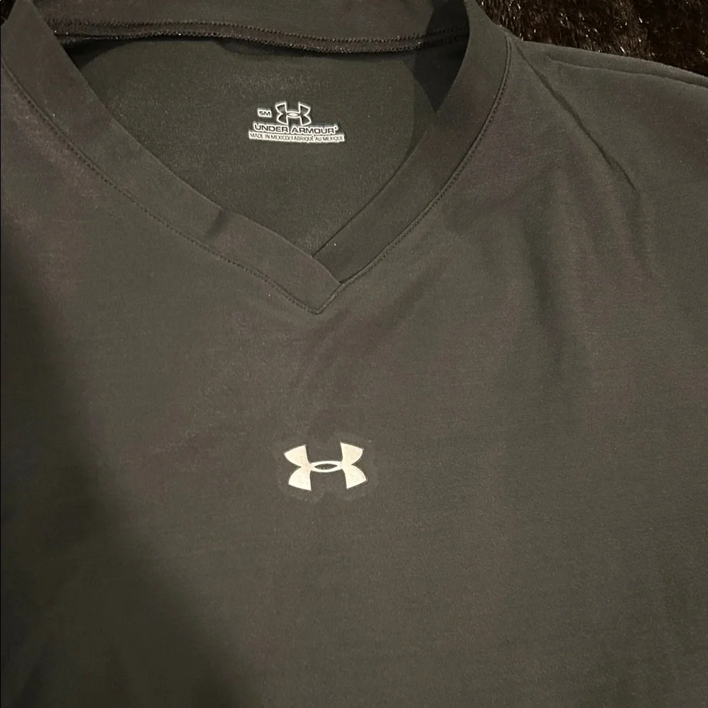 Under Armour HeatGear Black V-Neck Athletic Tee Women’s Small Workout Gym Shirt